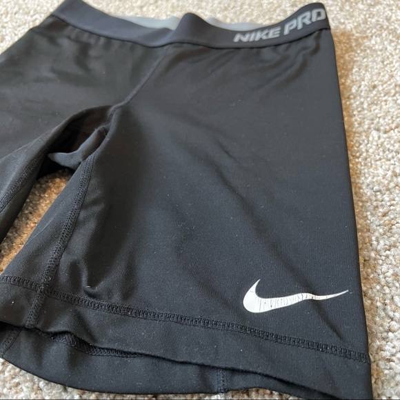 Nike pro 6” biker shorts - Picture 2 of 6